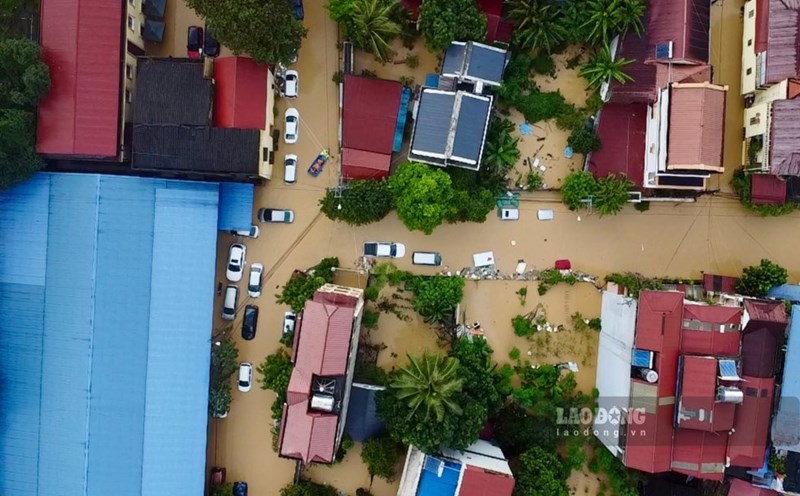 Many sections of the road in Thai Nguyen are heavily flooded. Photo: Nguyen Hoan