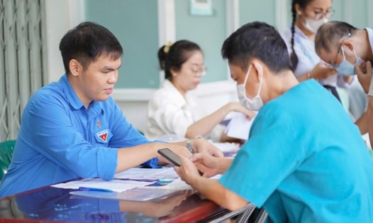 Đoàn viên và người lao động tại bệnh viện hiến máu cứu người. Ảnh: BVCC