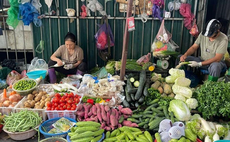 The price of green vegetables is somewhat higher, ranging from 5,000-10,000 VND compared to normal days. Photo: Ngan Ha