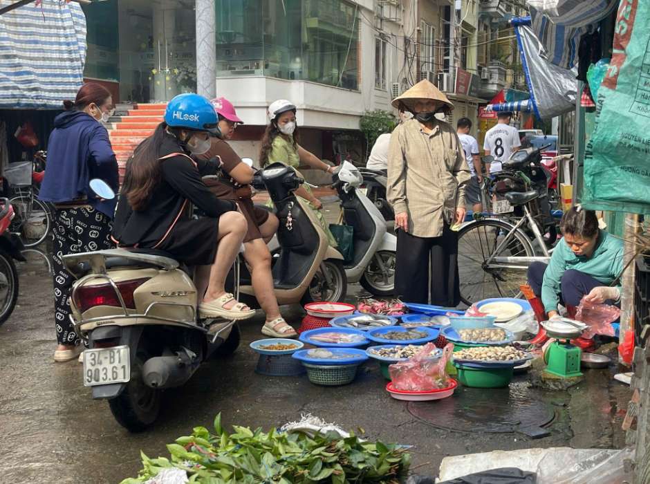 Gia cac mat hang thit van on dinh. Trong khi cac mat hang thuy san thuy san nhu ca, tom co phan dat hon. Anh: Ngan Ha