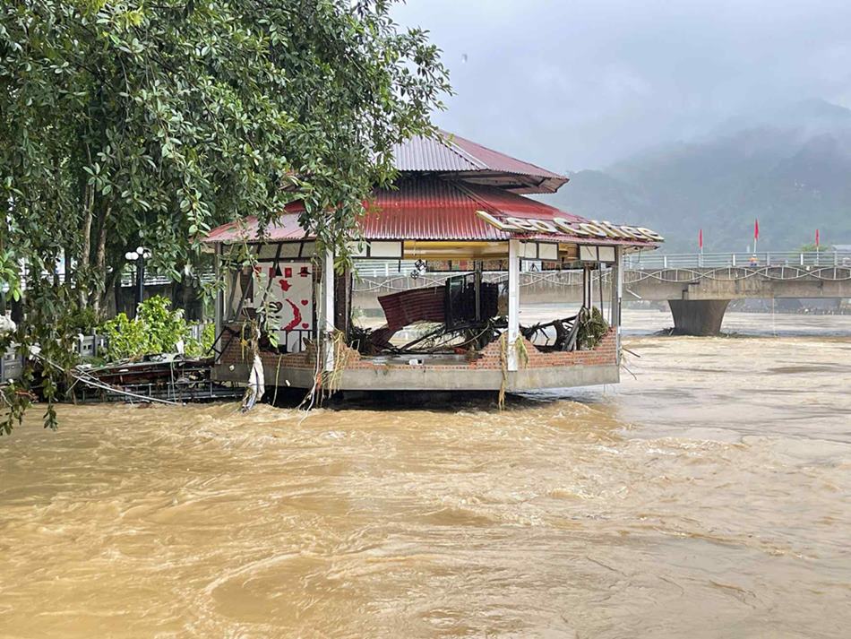 Shops and hotels in Ha Giang suffered great damage after the storm and flood.
