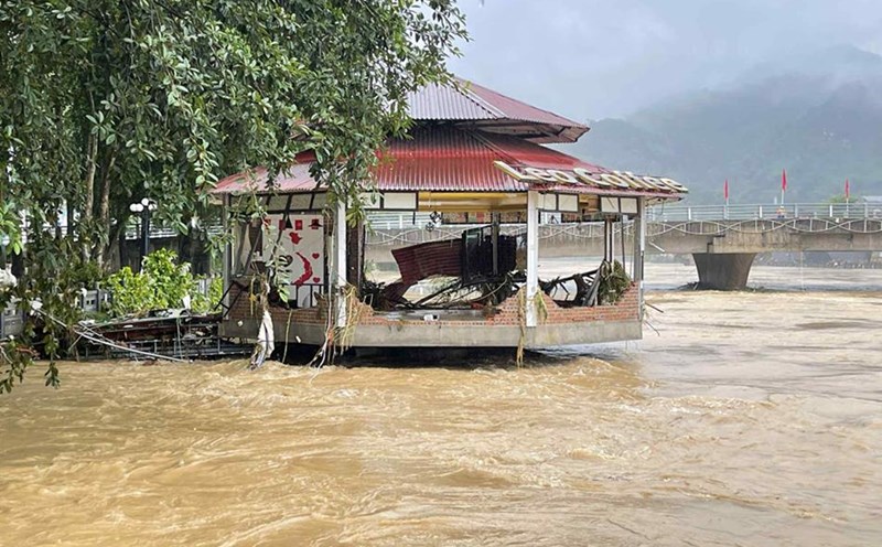 Shops and hotels in Ha Giang suffered great damage after the storm and flood.