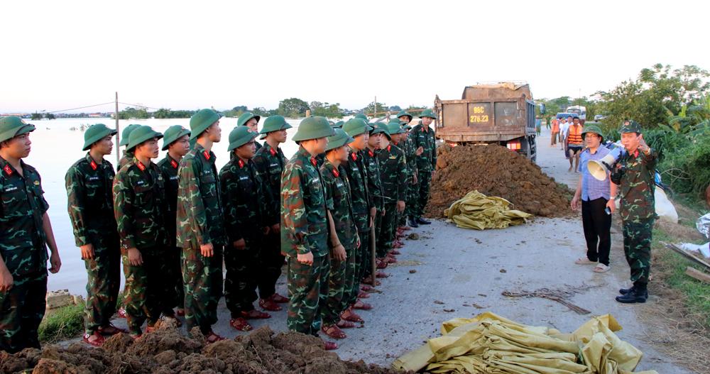 Can bo, chien si Lu doan Phao binh 675 trien khai nhiem vu cung dia phuong bao ve de ta Cau, doan qua xa Hop Thinh, tinh Bac Ninh. Anh: Trinh Lan  