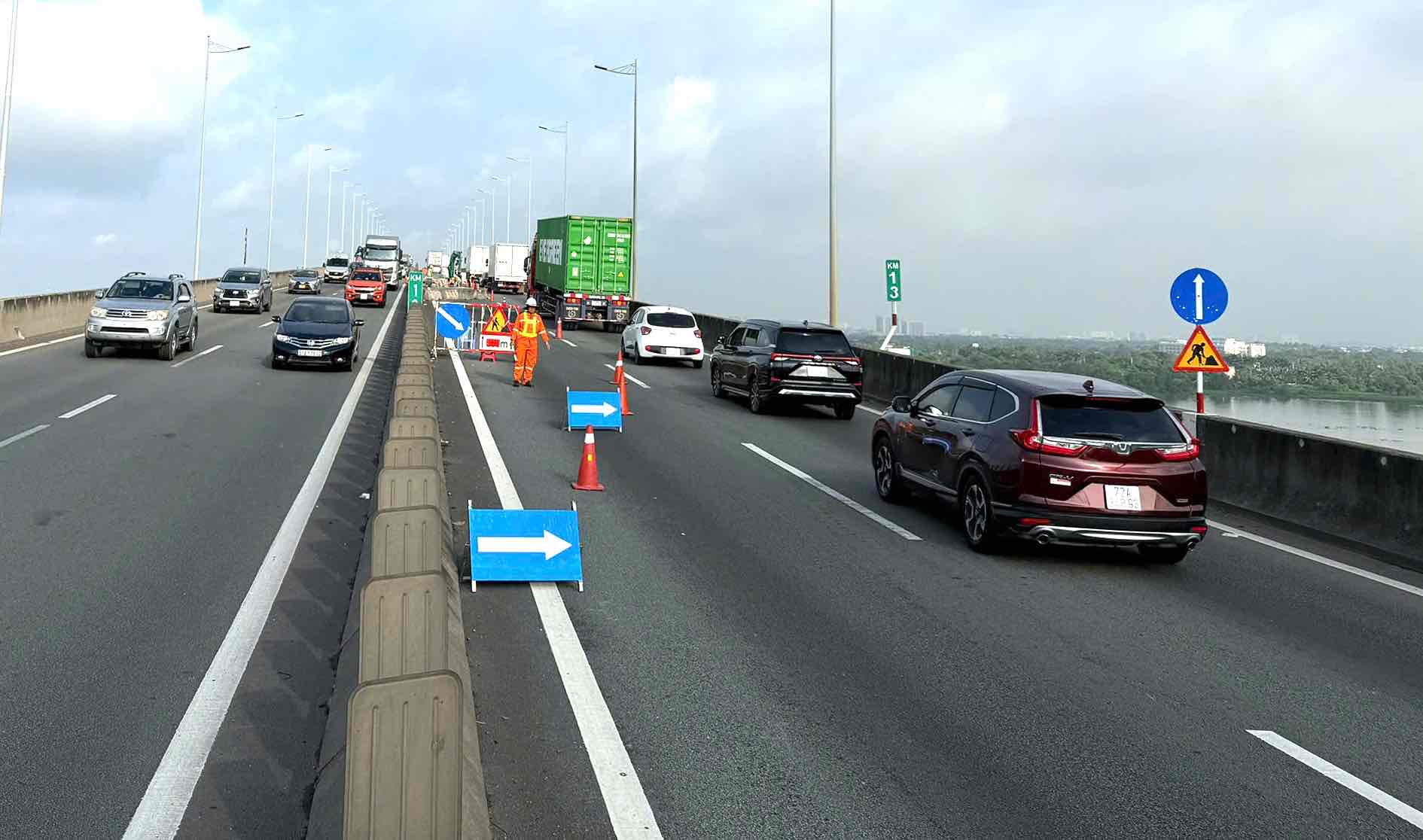 Repairing the Long Thanh bridge expansion joints on the Ho Chi Minh City - Long Thanh - Dau Giay Expressway in July 2025. Photo: VEC-E