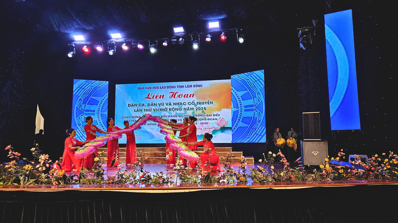 ラムドン省労働文化会館は、2025年から2030年期の省党大会を歓迎し、50の公演で第7回民謡、民俗舞踊、伝統音楽フェスティバルを開催した。写真: ラムドック