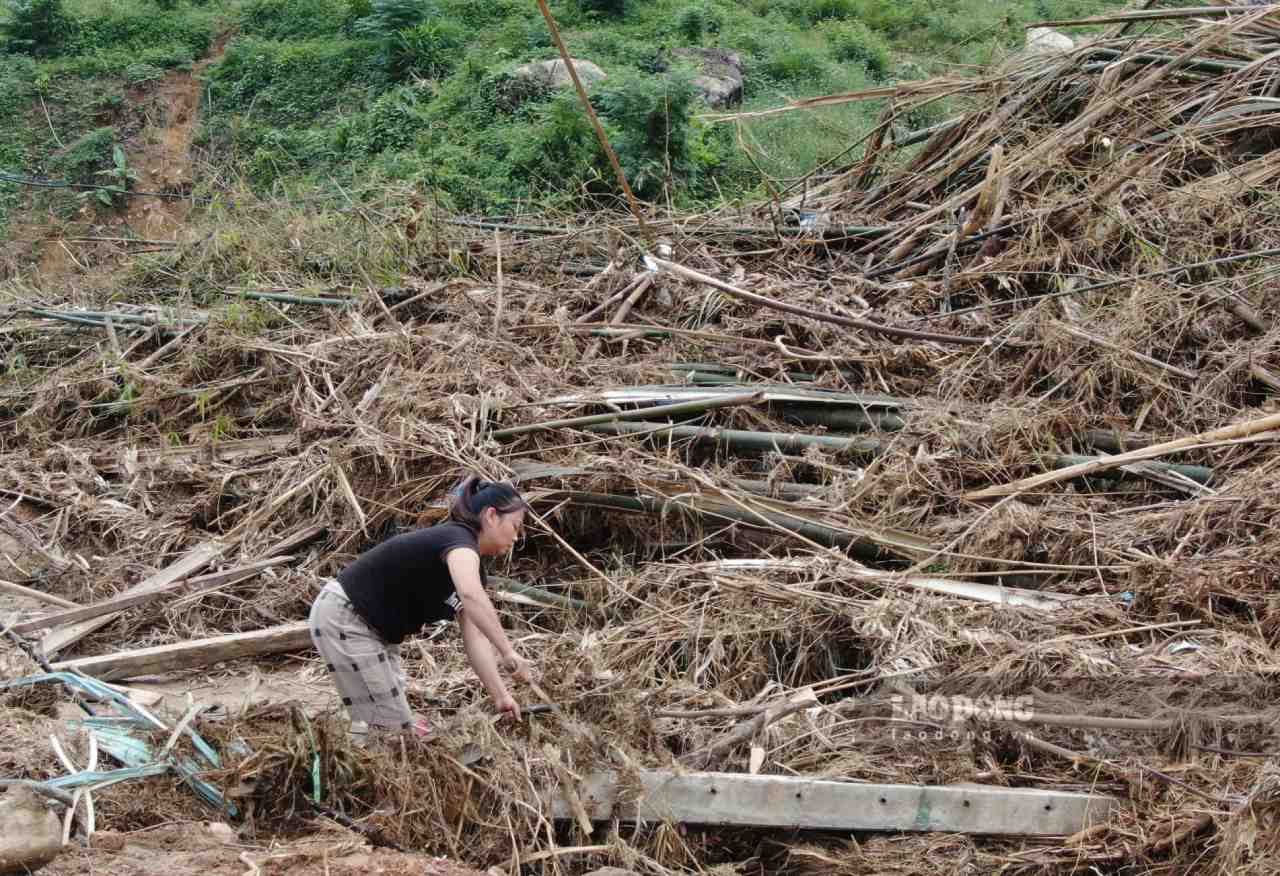 Nguoi dan lo lang mat di nguon sinh ke do nha trang tay sau bao lu. Anh: Van Duc