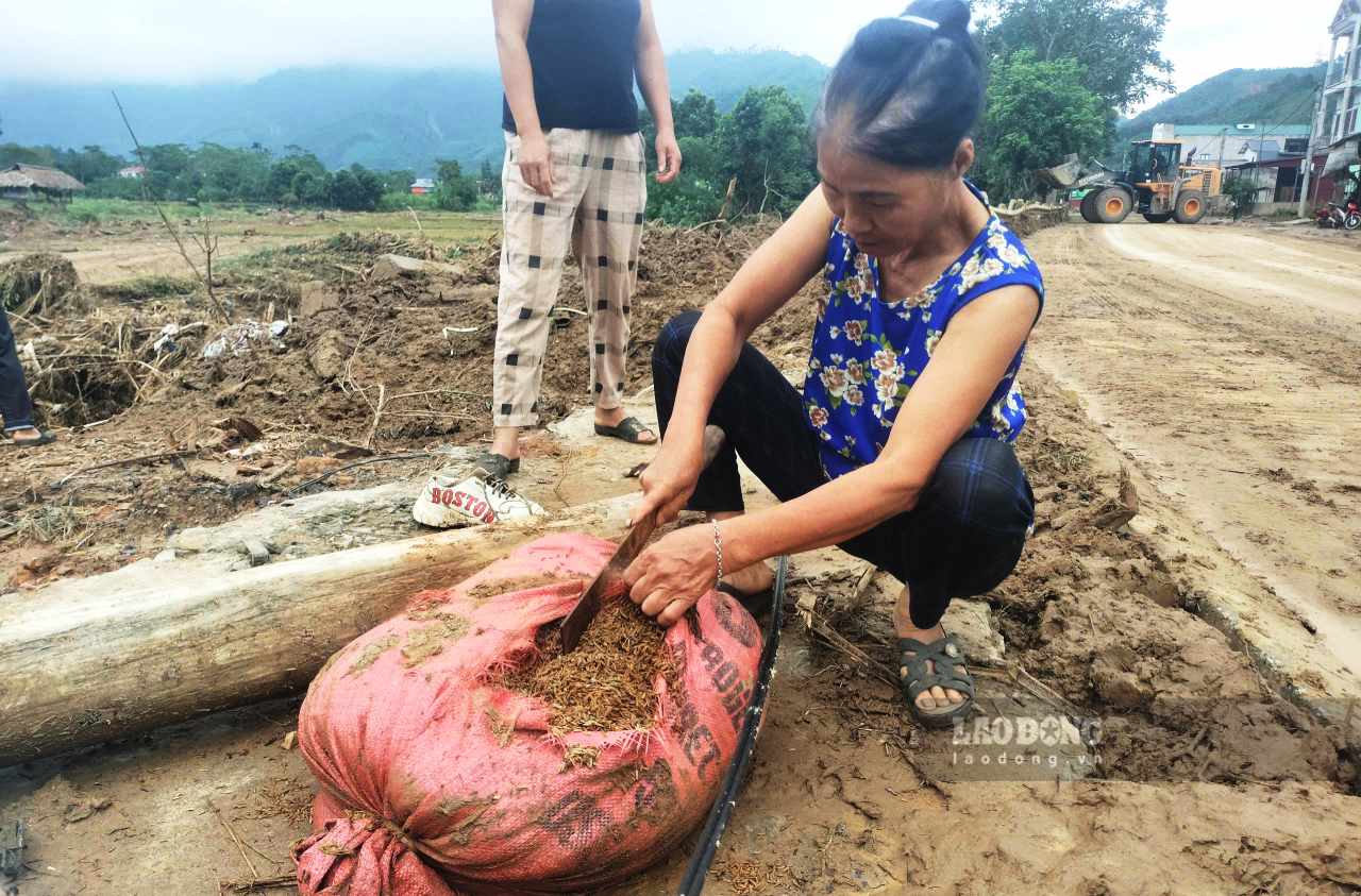 Ba con mot lai tung bao thoc bi lu quet de tan dung. Anh: Van Duc