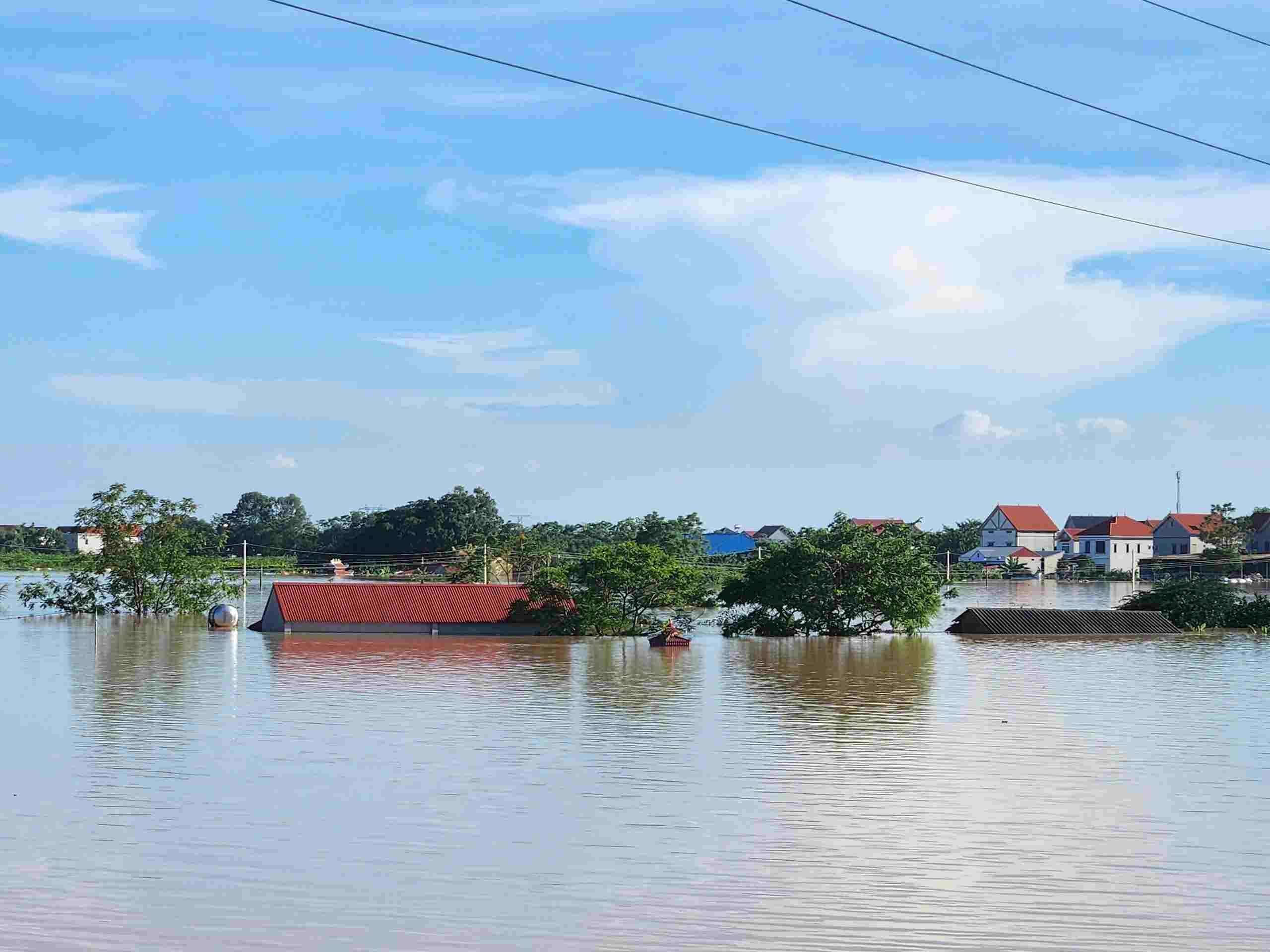 Nuoc lu ngap mai nha tai xa Hop Thinh, Bac Ninh, chieu 8.10. Anh: Van Truong