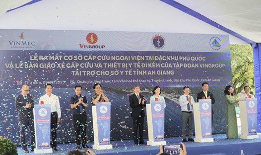 Đại biểu thực hiện nghi thức ra mắt Cơ sở Cấp cứu Ngoại viện đặc khu Phú Quốc. Ảnh: Nguyên Anh