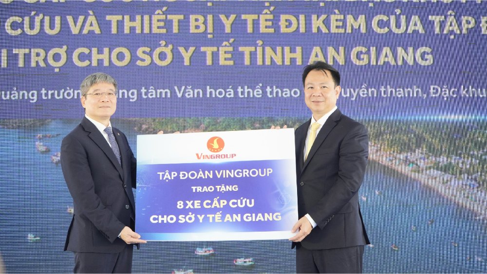 Dai dien Tap doan Vingroup trao bang tuong trung tang xe cap cuu va trang thiet bi y te di kem cho dai dien lanh dao So Y te tinh. Anh: Nguyen Anh