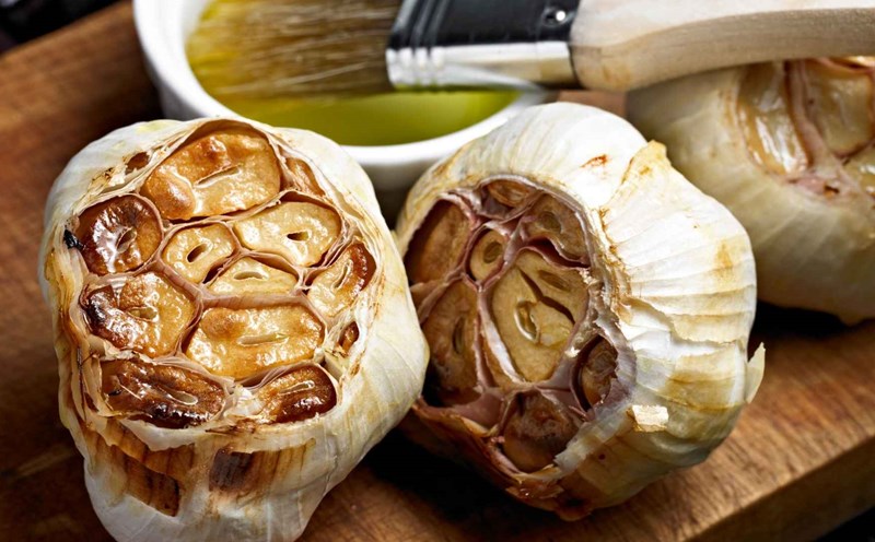 The amazing benefits of eating baked garlic