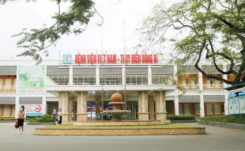 Dozens of people had to be hospitalized due to poisoning after eating a wedding party in Yen Tu ward, Quang Ninh province. Photo: Vietnam - Sweden Uong Bi Hospital.