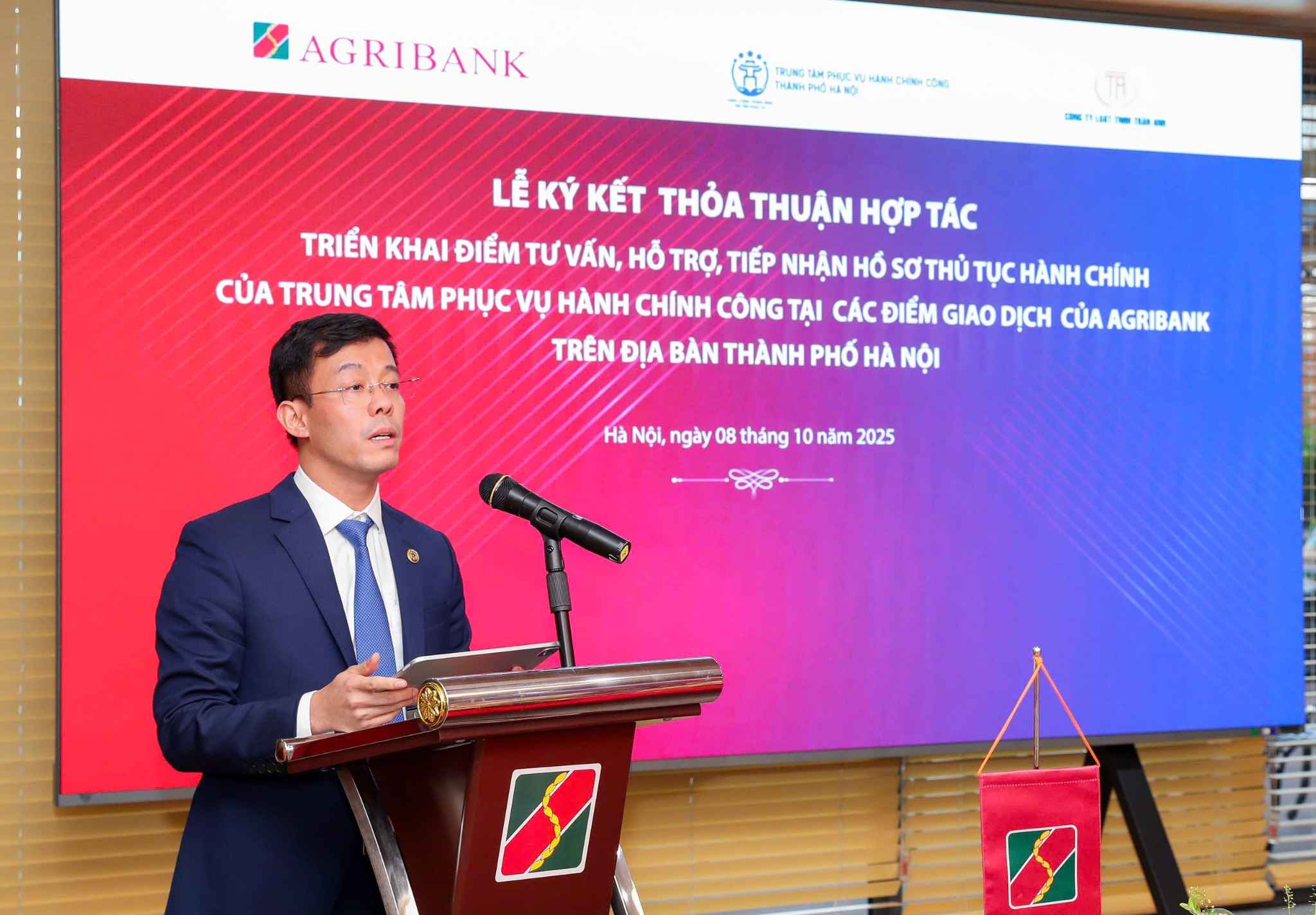 Ong Cu Ngoc Trang - Giam doc Trung tam Phuc vu Hanh chinh cong Thanh pho Ha Noi phat bieu tai le ky ket