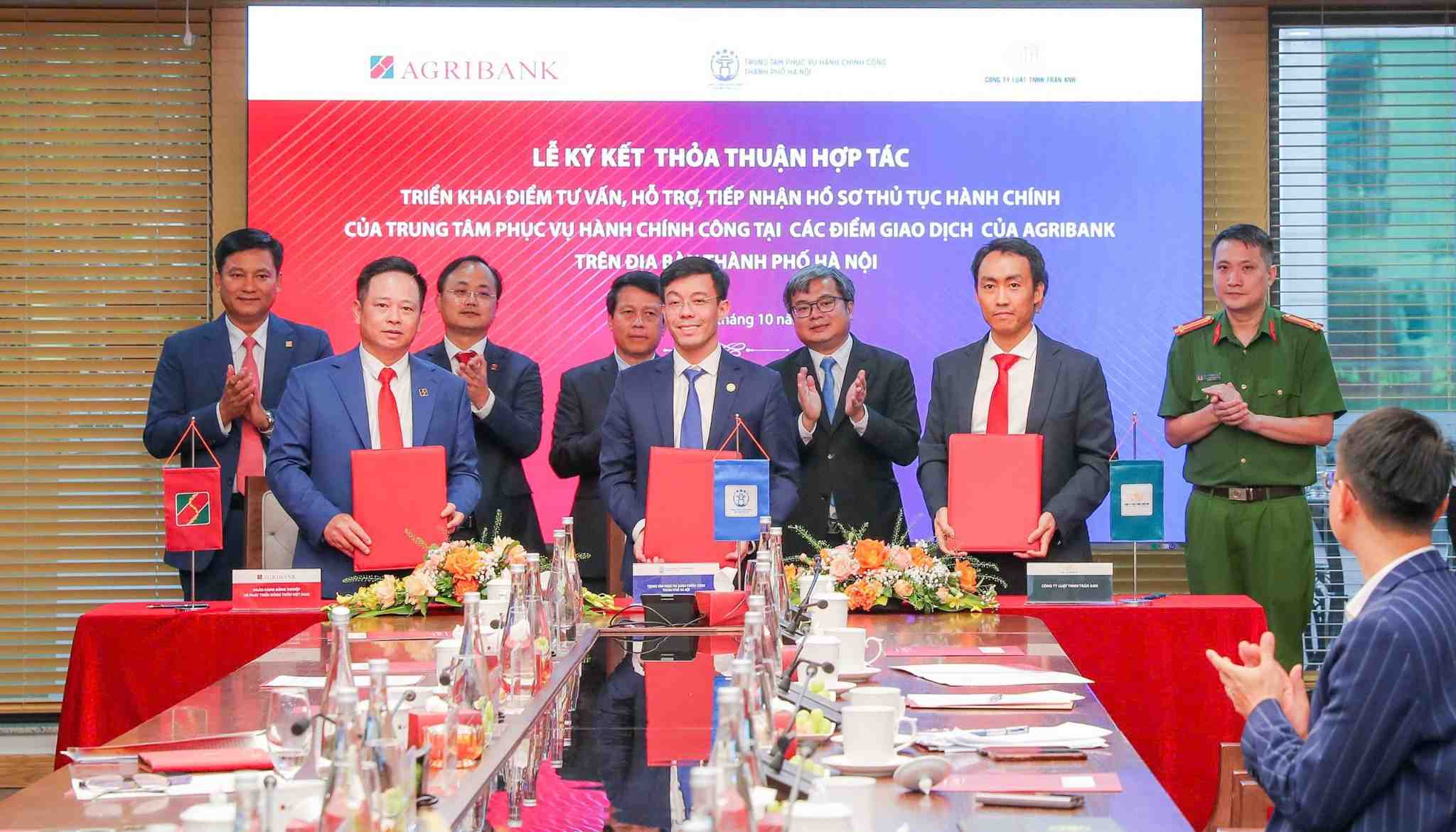 Dai dien 3 ben (Agribank - TTPVHCC - Cong ty Luat TNHH Tran Anh) ky ket Thoa thuan hop tac trien khai “Diem tu van,ho tro, tiep nhan ho so thu tuc hanh chinh cua TTPVHCC tai cac diem giao dich cua Agribank” duoi su chung kien cua dai dien lanh dao Ngan hang Nha nuoc Viet Nam, UBND TP Ha Noi; dai dien cac don vi thuoc Bo Cong an. Anh: Agribank