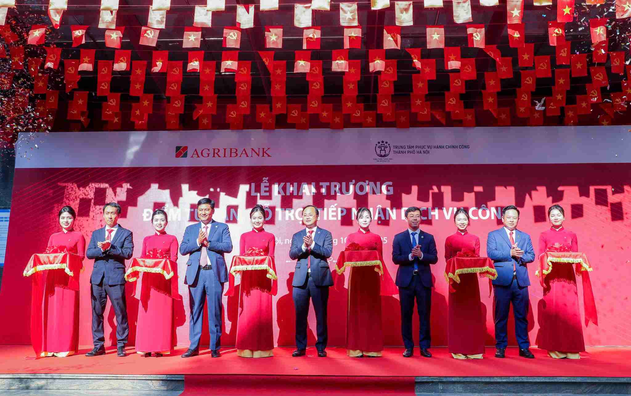 Cac dai bieu cat bang khai truong “Diem tu van, ho tro, tiep nhan dich vu cong” tai Hoi so Chi nhanh Ha Noi I. Anh: Agribank