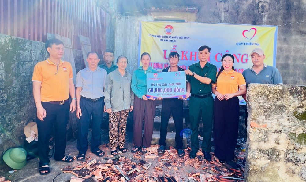 台風10号後、甚大な被害を受けたソンさんは、家を再建するための支援を受けました。写真:Hoa Trach戦線