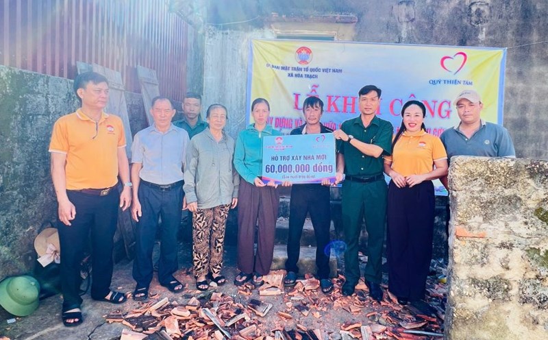 Mr. Son, who suffered heavy damage after storm No. 10, received support to rebuild his house. Photo: Hoa Trach Front