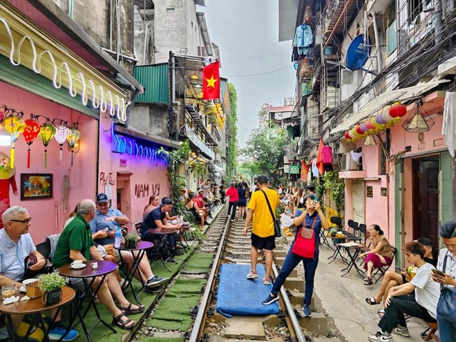 Lanh dao UBND Thanh pho Ha Noi cho biet se kien quyet thu hoi dat da cap so do trong pham vi hanh lang an toan duong sat. Anh: Ha Le