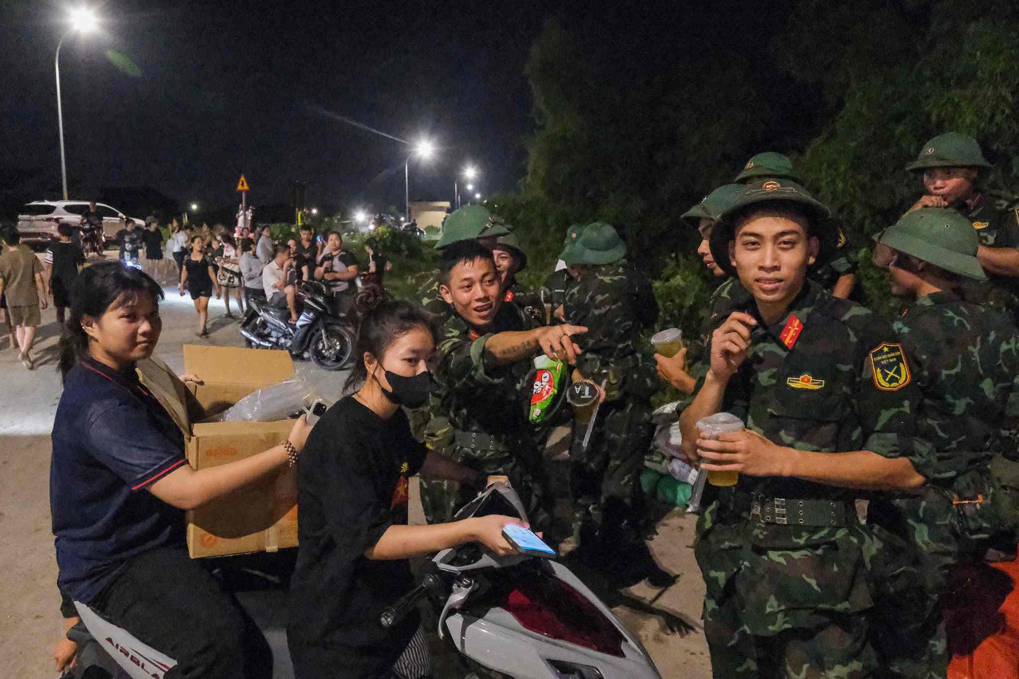 Nguoi dan tang do an, nuoc uong cho cac chien si tham gia ho de. Anh: Van Truong