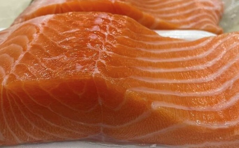 Adding foods rich in omega-3, vitamin B12 such as salmon to meals helps prevent premature graying of hair. Photo: Kieu Vu.