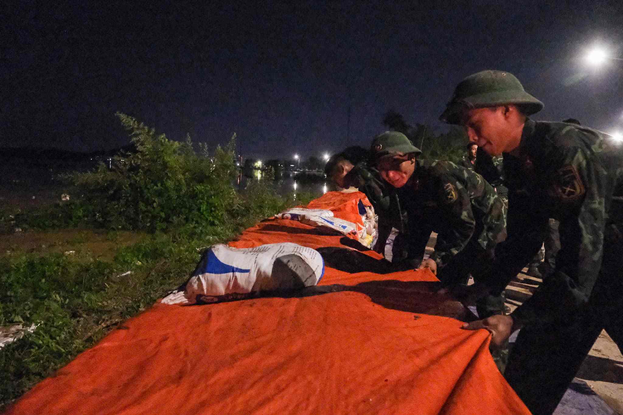 Luc luong chuc nang va nguoi dan gia co de boi Dau Han, phuong Kinh Bac, Bac Ninh, toi 8.10. Anh: Van Truong