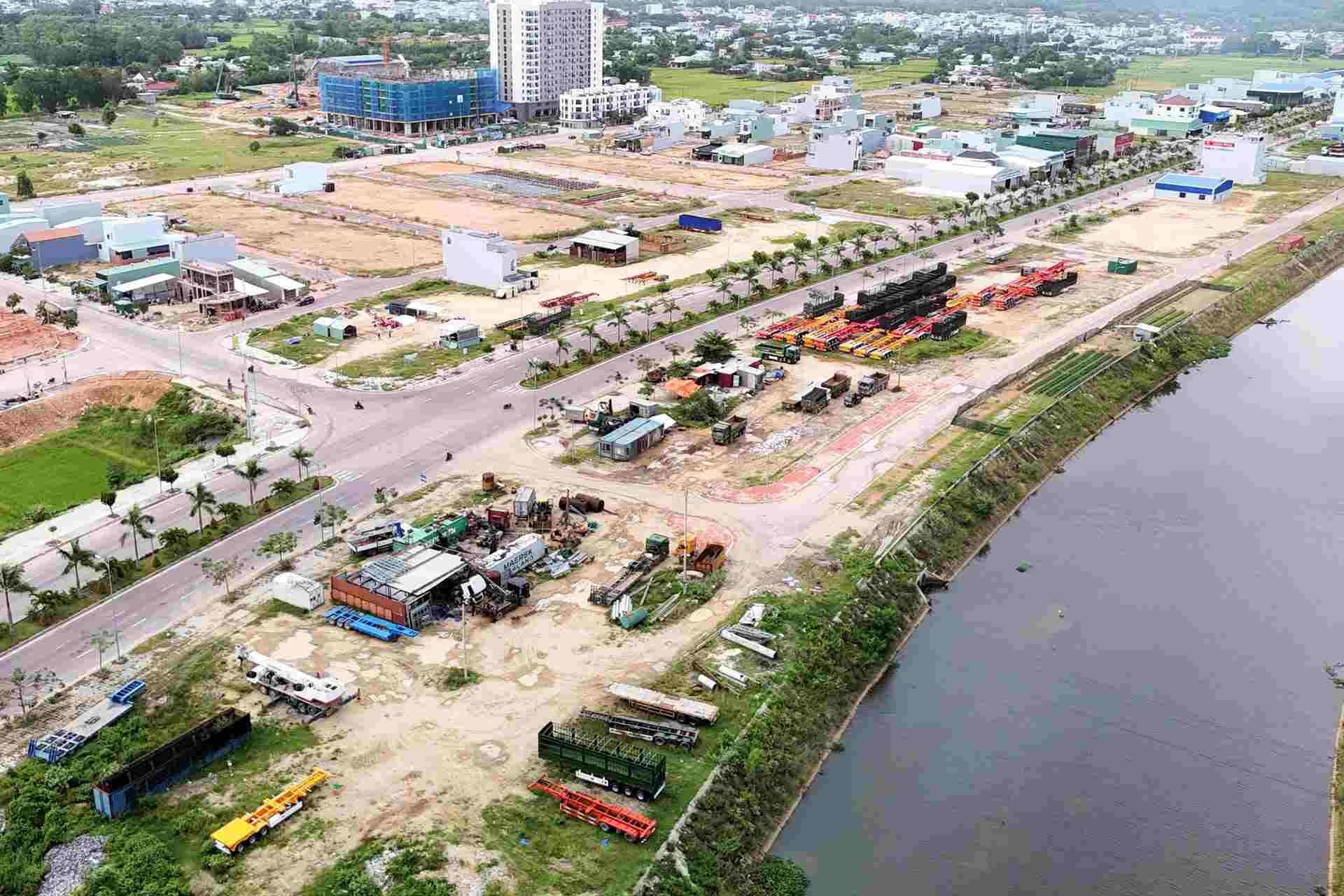 The vehicle gathering site is on urban land, located along the billion-dong road connecting Quy Nhon center to Becamex Vsip Industrial Park in Canh Vinh commune. Photo: Tue Lam