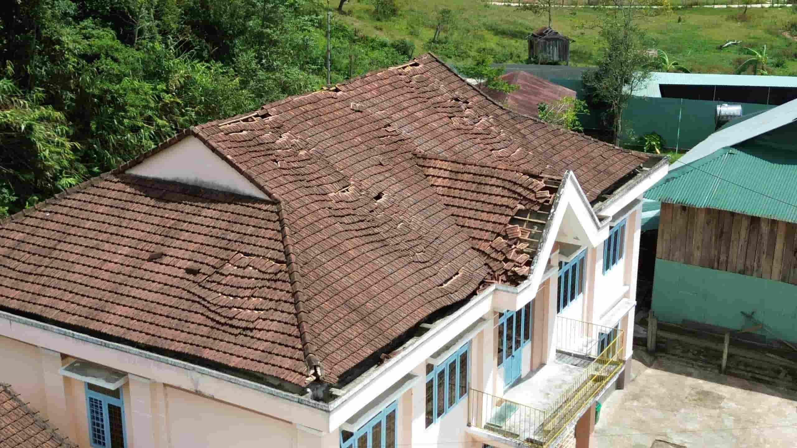 Mai ngoi truong hoc o xa Mang But hu hai, roi rung sau dong dat. Anh: Thanh Tuan 