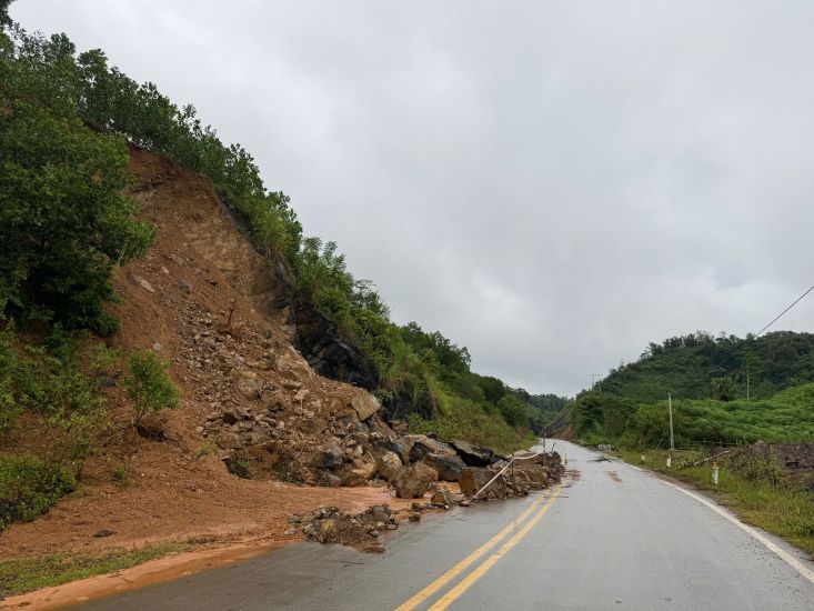 Many landslides on route 435 through Muong Hoa commune, Phu Tho province. Photo: Minh Nguyen
