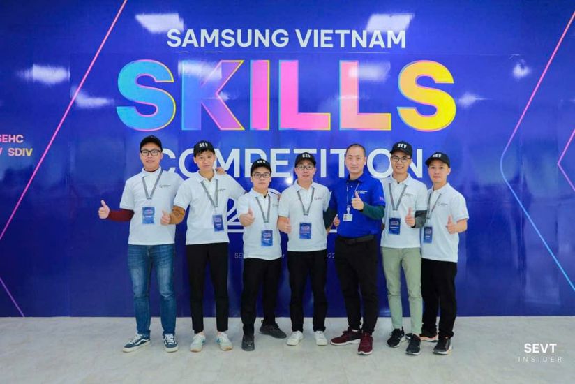 Nguyen Van Cong 씨(왼쪽에서 세 번째)가 삼성 베트남 기술 대회에 참가하고 있습니다. 사진: 캐릭터 제공