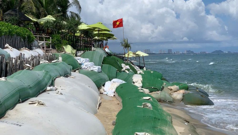 The sea of Hoi An and Da Nang collapsed seriously, loading dozens of tons of sand helplessly in the face of strong waves. Photo: Thanh Huyen
