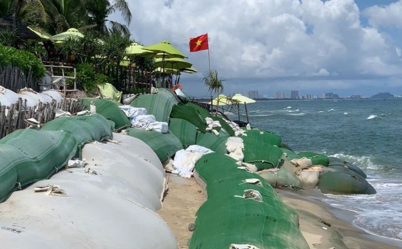 The sea of Hoi An and Da Nang collapsed seriously, loading dozens of tons of sand helplessly in the face of strong waves. Photo: Thanh Huyen