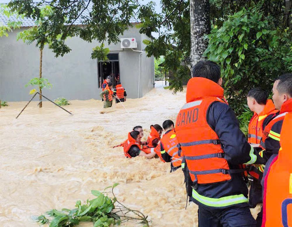 Officers and soldiers of Bac Ninh Provincial Police net a rope to bring a family of 5 people trapped in a house surrounded by floodwaters in Dong Ky commune, Bac Ninh province, in the early morning of October 7. Photo: Provided by the people