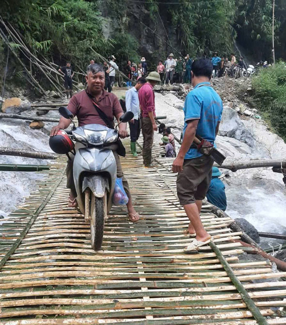 Chinh quyen va nguoi dan xa Son Luong chung tay lam cau tam va khac phuc cac diem sat lo tren cac tuyen duong lien thon. Anh: Van Duc
