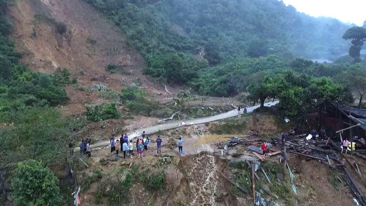 Dat no nuoc, sat lo lien tiep de doa an toan nguoi dan Lao Cai. 