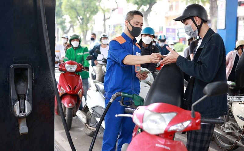 It is expected that in this afternoon's price adjustment session, gasoline prices will decrease by 450 70.6 VND/liter. Photo: Hai Nguyen