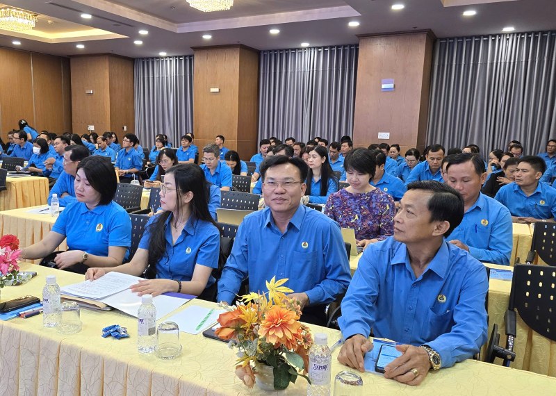 Cac can bo cong doan tham gia hoi nghi. Anh: Nam Duong