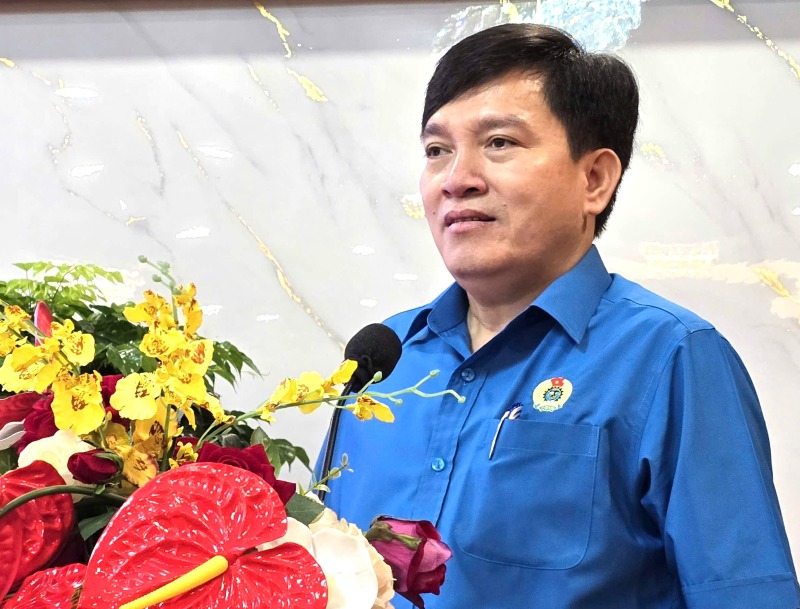 응우옌쑤언훙 베트남 노동총연맹 부위원장은 각급 노동조합에 일반 규정에 따라 노동조합 대회를 일정에 맞춰 조직할 것을 제안했습니다. 사진: 남즈엉