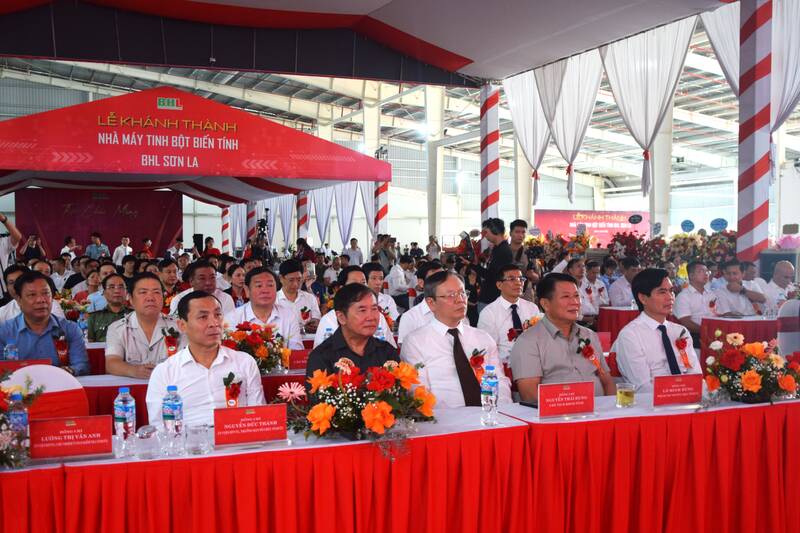 Cac dai bieu tham du Le khanh thanh Nha may tinh bot bien tinh BHL Son La. Anh: Truong Son