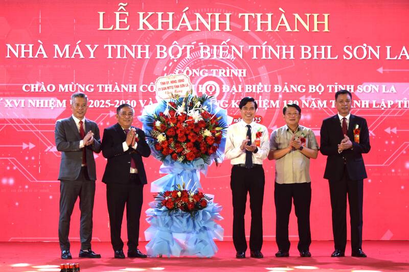 Lanh dao tinh Son La tang hoa chuc mung Cong ty Co phan tap doan BHL. Anh:Truong Son