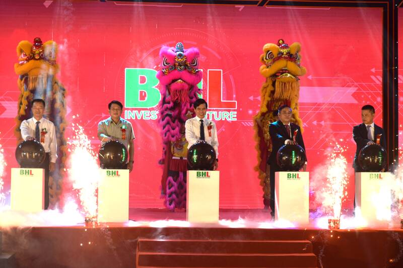 Delegates inaugurated the BHL Son La bienlactic Starch Factory. Photo: Truong Son