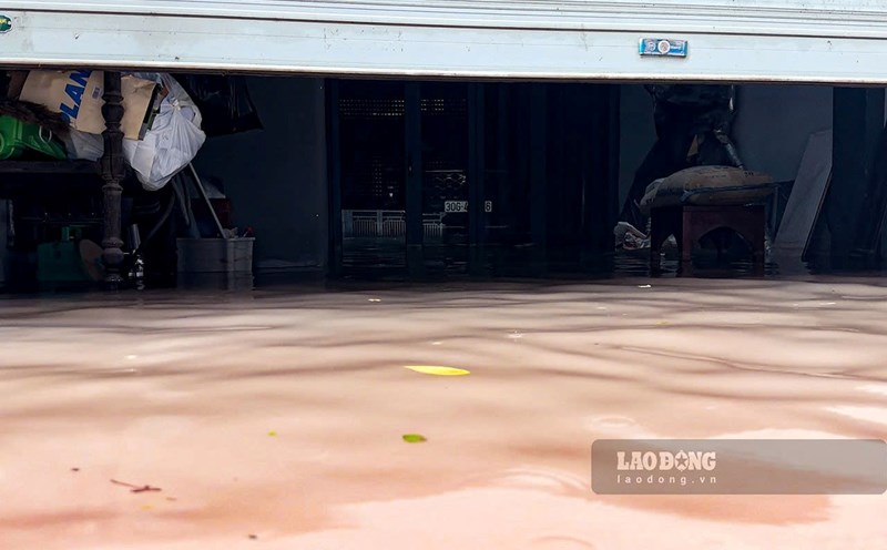 Hanoi still has some heavily flooded spots. Photo: Linh Trang