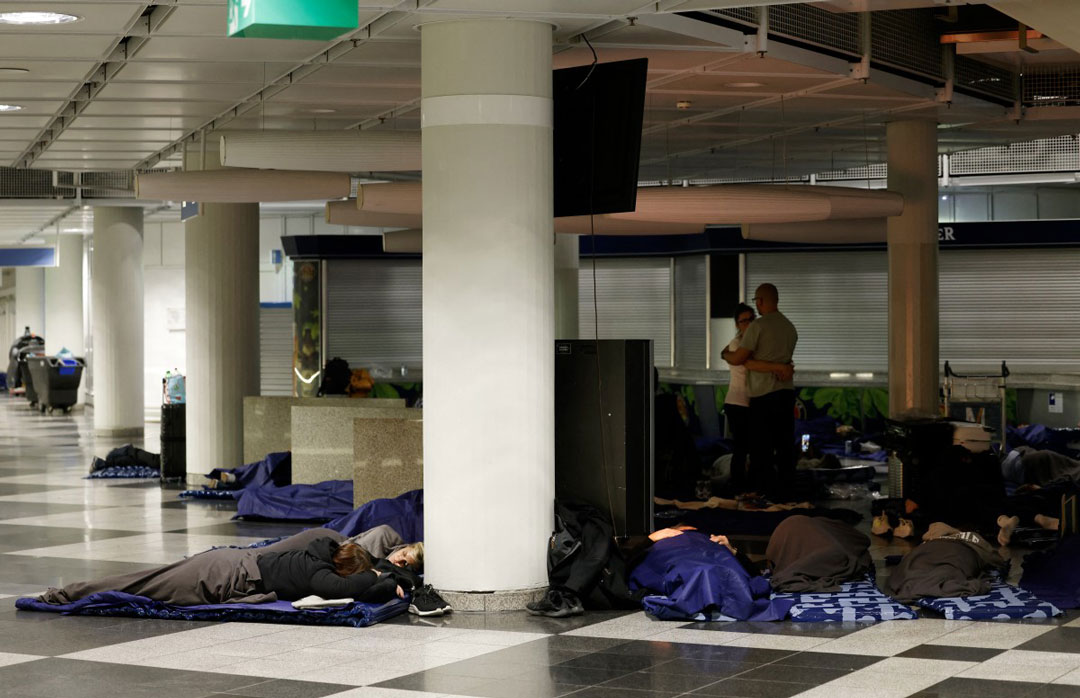 Passagers dormant a l'aeroport de Munich (Allemagne) apres une serie de vols retardes en raison de l'incident d'UAV qui a viole l'espace aerien le 3 octobre. Photo : AFP