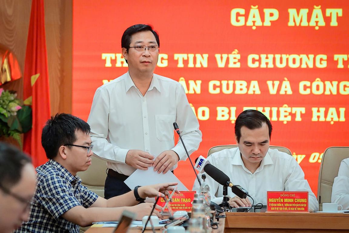 Ong Cao Xuan Thao - Uy vien Doan Chu tich, Truong Ban Cong tac xa hoi Co quan Uy ban Trung uong MTTQ Viet Nam cho biet, nhieu nguoi ung ho dong bao bao lu nhung khong muon cong khai ten tuoi, so tien. Anh: Bao Han