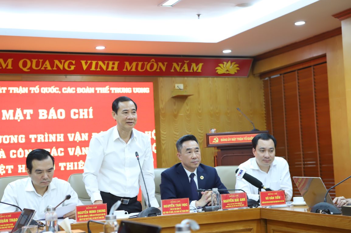 Mr. Nguyen Thai Hoc - Deputy Secretary of the Party Committee of the Vietnam Fatherland Front and Central Trade Unions spoke at the meeting. Photo: Bao Han