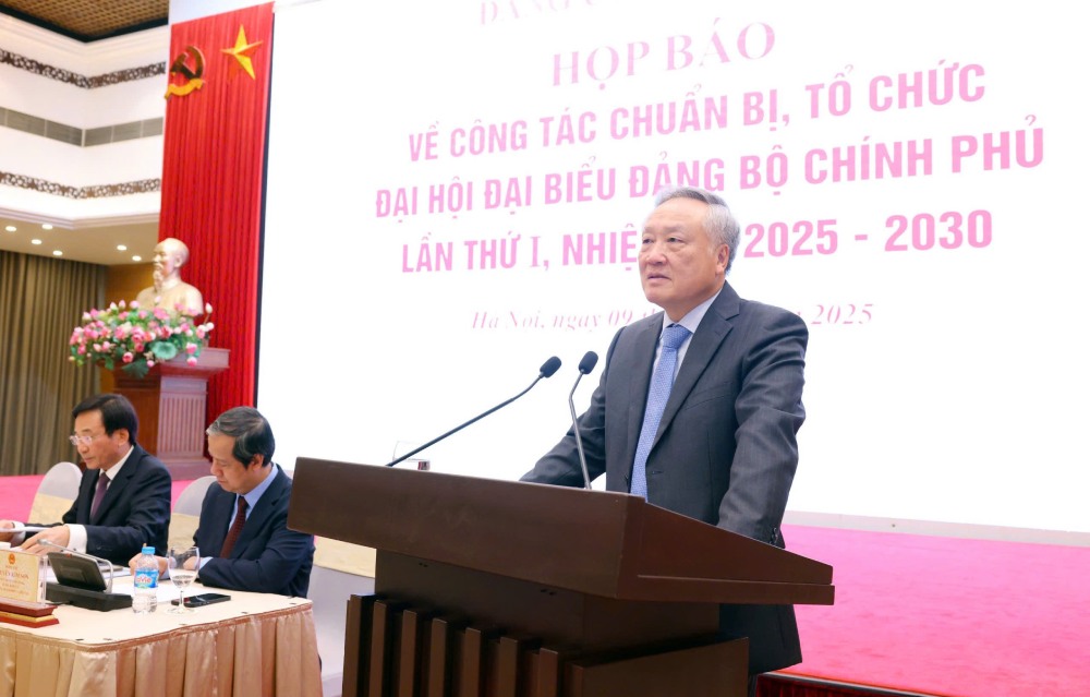 Politburo member and Permanent Deputy Prime Minister Nguyen Hoa Binh said that the Bach Mai Hospital Project, Facility 2, will be operated on November 30. Photo: Pham Dong