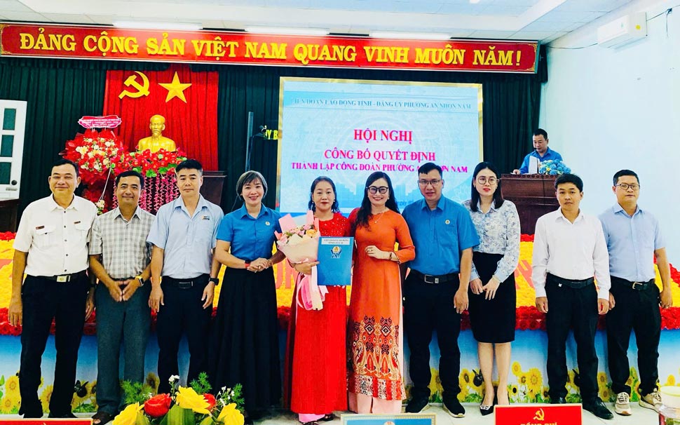 Nguyen Thi Bich Thuy 여사 - Gia Lai 지방 노동 연맹 상임 부위원장 - An Nhon Nam 구 노동 조합 설립 결정 수여. 사진: Anh Nguyen