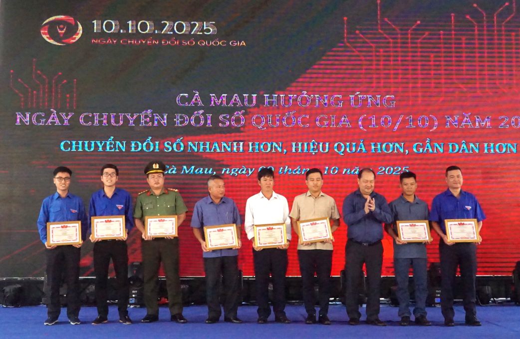 Ban to chuc trao giai cuoc thi “Tim hieu ve khoa hoc, cong nghe, doi moi sang tao va chuyen doi so“. Anh: Nhat Ho