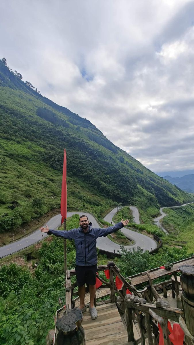 Dimitris Goupios, du khach Hy Lap, check-in cung duong Ha Giang Loop khi phuot Tuyen Quang mua mua bao. Anh: Nhan vat cung cap