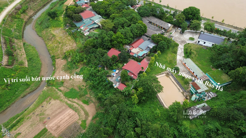 Bao Ha Clean Water Plant explains why it is soaking water next to the sewers. Photo: Dinh Dai