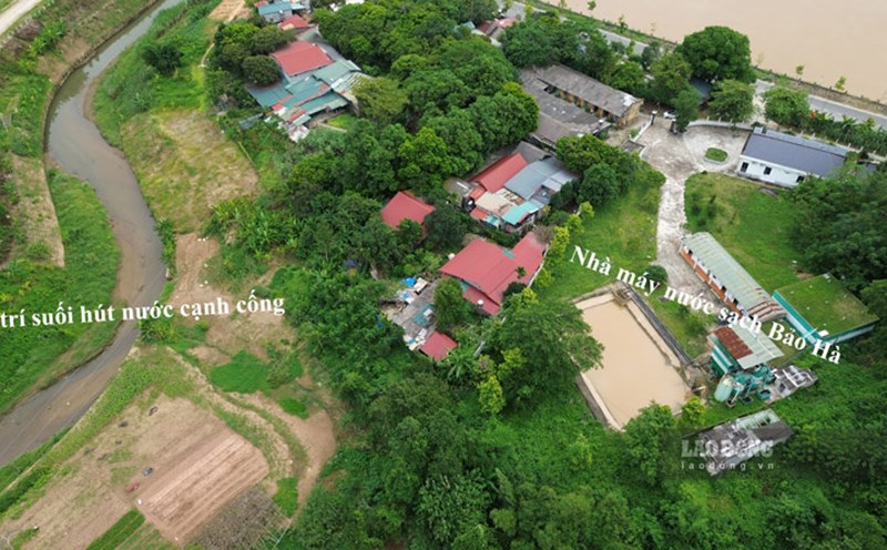 Bao Ha Clean Water Plant explains why it is soaking water next to the sewers. Photo: Dinh Dai